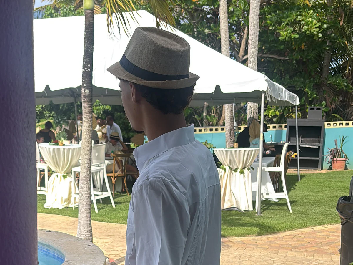 Integrante del equipo de servicio preparado para recibir a los invitados
